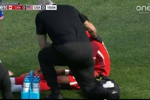 华体会官网入口-踢球者：阿方索-戴维斯正在接受检查，拜仁认为球员伤势不重