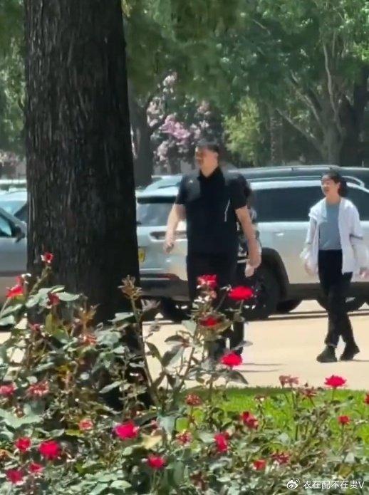 全家都是“高人”！姚明携带家人抵达休斯敦，与火箭小老板及总经理斯