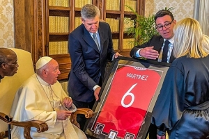 华体会官网入口-外媒报道教皇方济各与曼联交集：调侃曼联球迷、获赠利马签名球衣