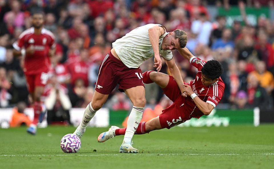 华体会官网入口-硬仗不行？阿森纳7600万新援0射门+染黄！3次争顶均失败，评分倒2