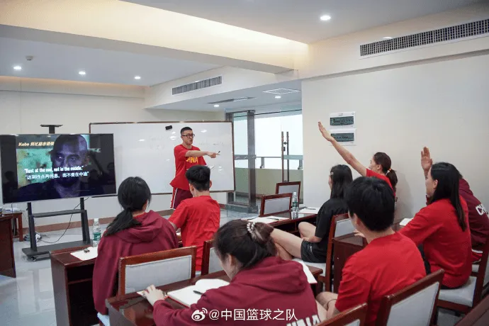本周中国女篮训练课余，教练组特别准备一次“英语角”活动