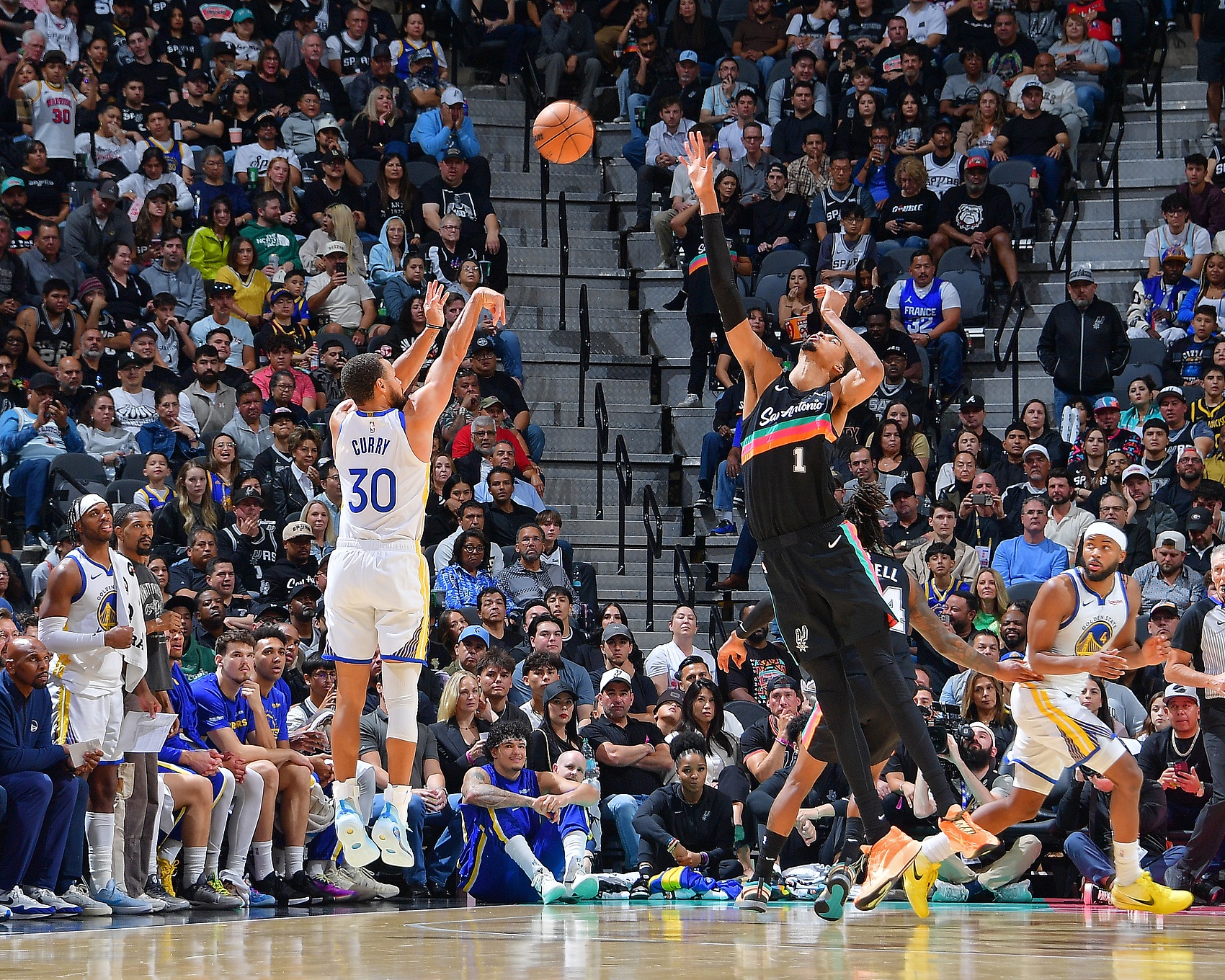 华体会官网-巴特勒报销勇士梦碎！美媒建议库里联手文班 福克斯&amp;索汉等成筹码