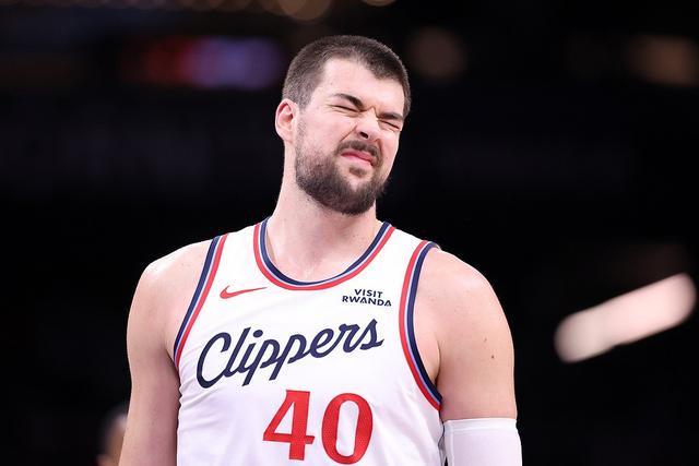 华体会官网-祖巴茨快船生涯数据：场均11.4分9.3板1盖帽；一次防守二阵